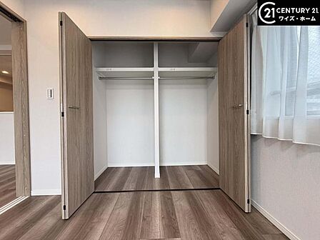 【収納】5.8帖の洋室には大きなWICが完備。衣類や大きな家電などをマルチに収納できて住空間をより広げてくれます。
