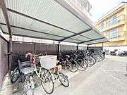 【駐車場】　屋根付きの駐輪スペースがあり、雨の日も安心です。