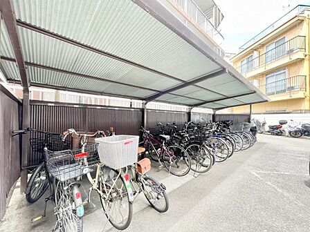 【駐車場】 屋根付きの駐輪スペースがあり、雨の日も安心です。