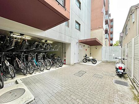 【駐輪場】 屋根付きの駐輪スペースがあり、雨の日も安心です。