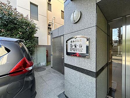 【エントランス】住環境の良さを感じられる入口部分。