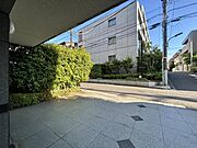 【エントランス】住まいへと続く落ち着いた導入空間。