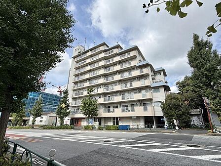落ち着いた色合いで、周囲の街並みに馴染む外観です。