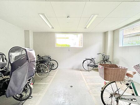 【駐輪場】 屋根付きの駐輪スペースがあり、雨の日も安心です。