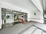 【エントランス】美しく整えられたエントランス。ゲストを出迎える開放的な空間。