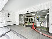 【エントランス】ガラス越しに注ぐ柔らかな光。居住者を優しく出迎えてくれる。 