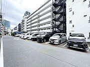 【駐車場】広くしっかりと区画分けされた駐車場。