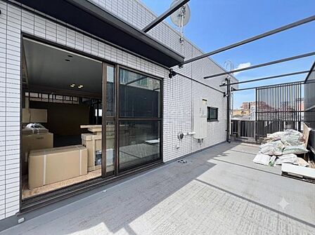 【バルコニー】広々としたバルコニーで夜風にひと息。
