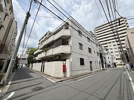 【外観】 閑静な住宅街に佇む、品のあるマンション。街の空気に溶け込む、穏やかな佇まいです。