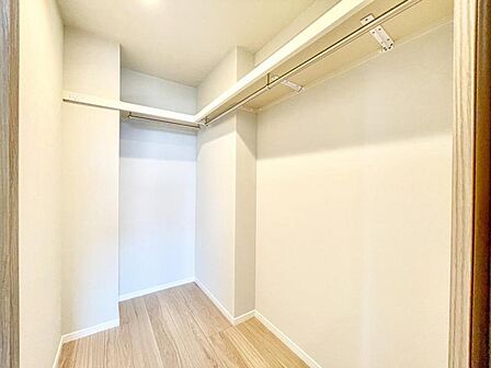 【収納】 大きなWICが完備。衣類や大きな家電などをマルチに収納できて住空間をより広げてくれます