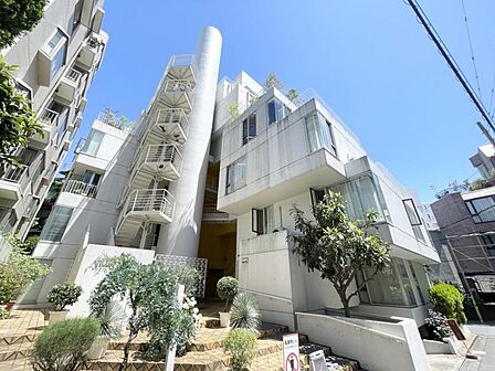 【外観】街並みに溶け込みながらも存在感を放つ外観。