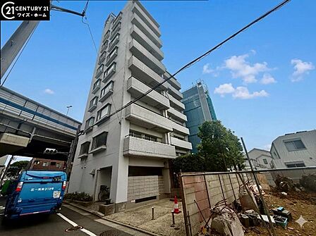【外観】青空に映える重厚な佇まい。都心の喧騒を忘れさせる端正な外観。