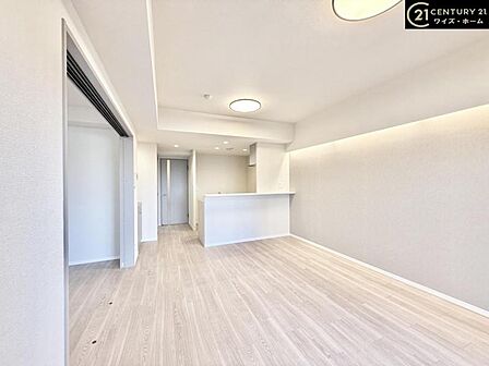 【リビング：14.1帖】完成が待ち遠しい！陽光がたっぷり注ぐ、家族の特等席が誕生します。