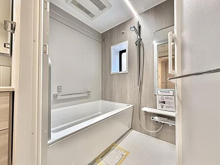 【外観】重厚な扉の向こうに広がる、プライベートな寛ぎへと続く道。
