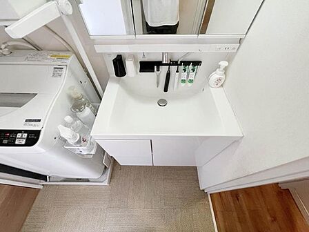 【洗面所】使い勝手の良い洗面台で、朝の準備もスムーズにこなせます。