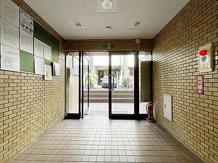 【エントランス】落ち着いた雰囲気のエントランスで皆様をお出迎え