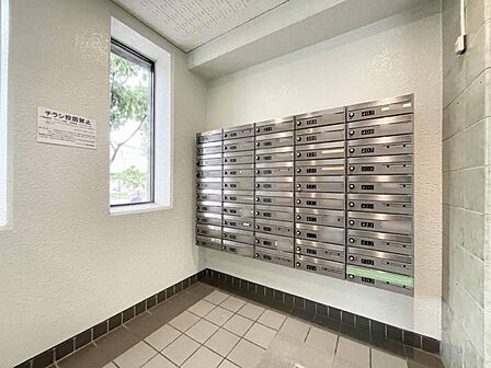 【集合ポスト】いつも綺麗に保たれているエントランス。