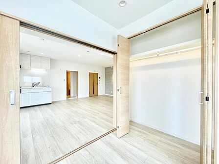 【収納】 大型のクローゼット完備。衣類だけではなく上部にバッグなどの小物、下部には季節の家電やスーツケース等スッキリと収納可能です
