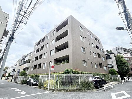 【外観】都心の喧騒を忘れさせる端正な外観。