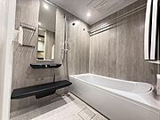【浴室】　足を伸ばしてゆったり入れるユニットバスで1日の疲れをゆっくり癒していただけます。
