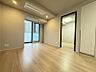 室内：【洋室:6.2帖】フローリング仕様でお手入れもしやすいお部屋です。
