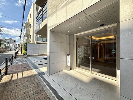 【エントランス】清潔感のある共用部分。