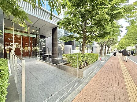 【エントランス】居住者を心地よく迎えるスペース。