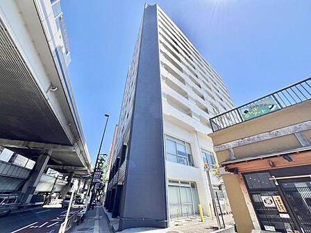 【外観】陽光をたっぷりと取り込む明るい住空間。圧迫感がなく街並みに馴染む落ち着いた佇まい。