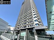 【外観】　青空に映える重厚な佇まい。都心の喧騒を忘れさせる端正な外観。