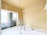 寝室：【洋室：4.8帖】　建具一枚まで新調。一新された内装で、新生活のスタートを。