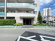 【前面道路】　幅員にゆとりある前面道路。視界が広がり、確かな開放感があります。