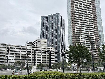 【外観】街の景観に品よく溶け込む佇まい。