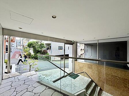 【エントランス】住まいへと続く落ち着いた導入空間。