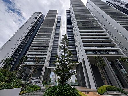 【外観】街のランドマークとしての自負。品格を纏ったタイル貼りの外壁。