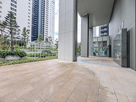 【エントランス】住まいへと続く落ち着いた導入空間。