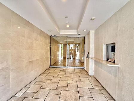 【エントランス】建物の顔となる上品なエントランス。