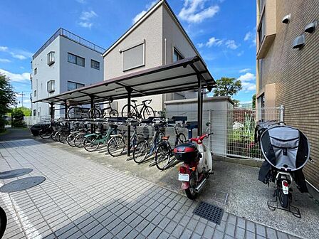 【駐輪場】 屋根付きの駐輪スペースがあり、雨の日も安心です。