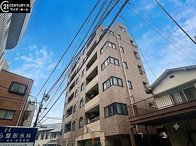外観:【外観】青空に映える重厚な佇まい。 外観:【外観】青空に映える重厚な佇まい。