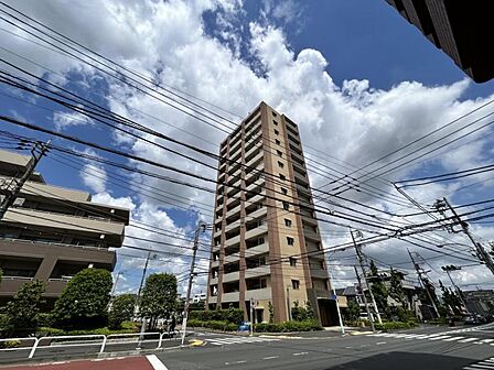 【外観】洗練されたファサードが目を惹きます。