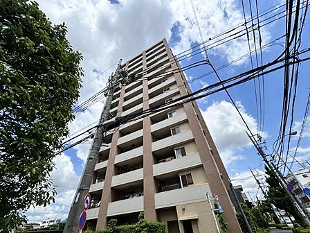 【外観】落ち着いた色合いが印象的な建物です。