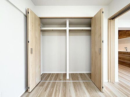 【収納】 大型のクローゼット完備。衣類だけではなく上部にバッグなどの小物、下部には季節の家電やスーツケース等スッキリと収納可能です
