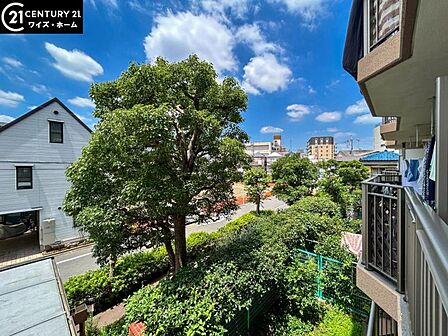 【眺望】 解放感あふれる都心の眺望と、閑静な住宅街の静けさが調和する贅沢な景色。