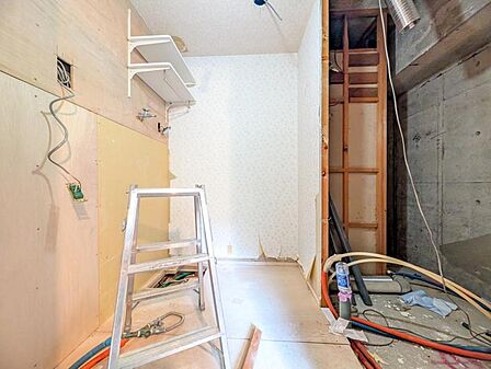 【洗面所】 毎朝が楽しみになる洗練の洗面空間。使い勝手とデザインを両立させ、忙しい朝もスマートに整います。