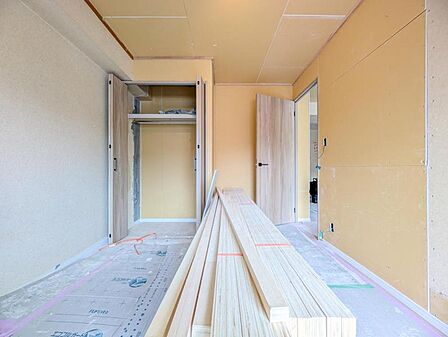【洋室:5.7帖】 朝の目覚めが楽しみです。朝日が心地よく差し込む、理想の寝室。