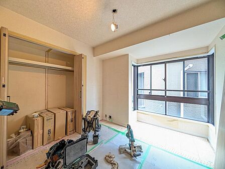 【洋室:5.7帖】 朝の目覚めが楽しみです。朝日が心地よく差し込む、理想の寝室。