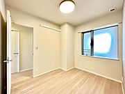 【洋室：5.3帖】　シンプルで落ち着いた洋室は、夫婦の寝室に。一日の終わりに、ほっとひと息つけるプライベート空間です。