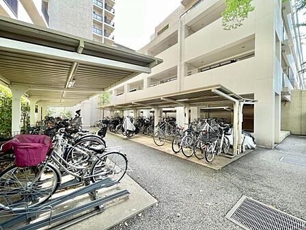 【駐輪場】 屋根付きの駐輪場は雨の日などにとても重宝します