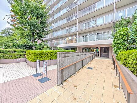 【エントランス】 スロープ完備で住まい方に寄り添ったデザインのエントランス