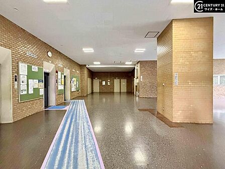 【エントランス】開放感溢れる吹き抜けのホール。訪れる人を圧倒する気品。