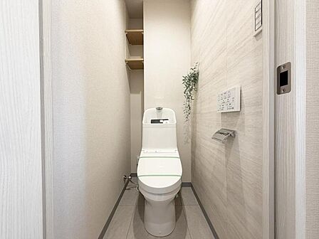 【トイレ】白を基調とした清潔感あふれる空間となっております。